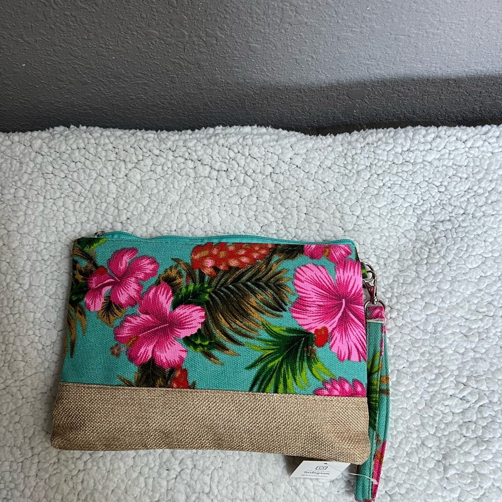SALE‼️Design by Riah 💗Cosmetics or multi use bag NWT -detachable wristlet strap - Picture 5 of 5